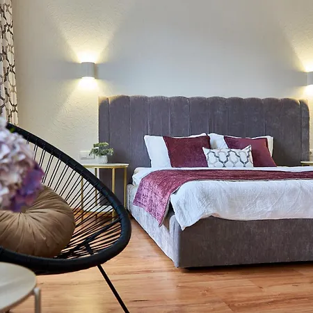 Apartment On Kyryla & Mefodia